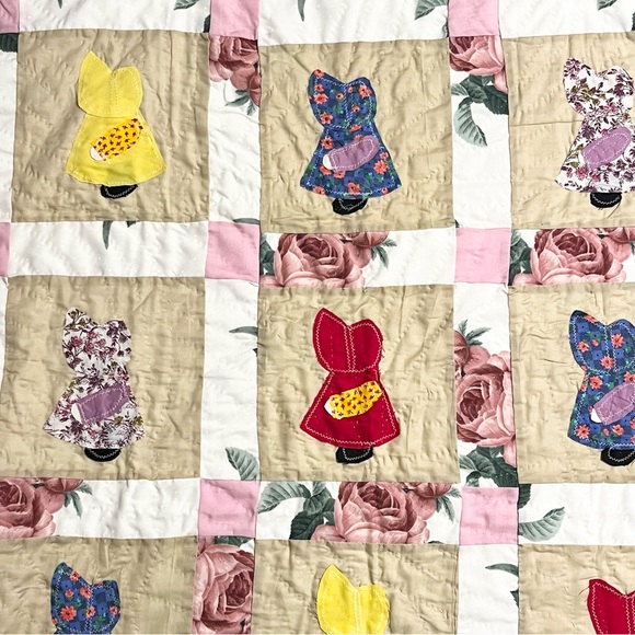 Beautiful Vintage Sunbonnet Sue Appliqued Floral Polka Dot Wall Hanging Quilt - Picture 5 of 16